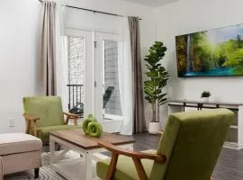 Golden Sun Spacious 1BR Pond View King Bed WFH Gym