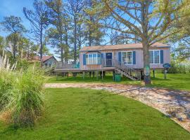 Southern Dream - Water views & screened porch!, Hotel in Deep Hole