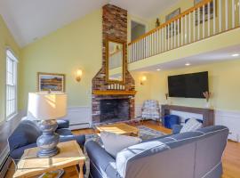 Beach and Golf Hub with All-Season Sunroom in Cape Cod, cottage in Orleans
