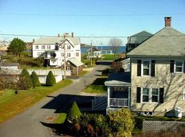 Cozy Cottage by the Sea - Y67 Classic New England cottage close to the beach 1909, Hotel in York