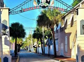 Three Duval Street Suites w parking and pool