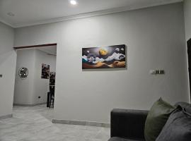 Cozy 3 bedroom house in Frafraha, casa de campo em Oshiyie