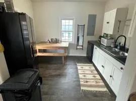 Quaint cottage near Local and State Parks and Minutes from Laurel Cove and Bell Theatre