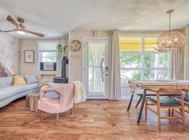 Well-equipped Lakeshore Getaway Hottubpdlboard, hotel in Cayuga