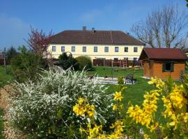 Familienbauernhof Strassbauer, hotel com estacionamento em Steinakirchen am Forst