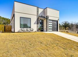 Walk to Lake Modern Pet-Friendly Home in Granbury, ξενοδοχείο σε Granbury