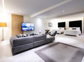 Modern Loft with Park Like Setting View, hotel v destinaci Kirkland