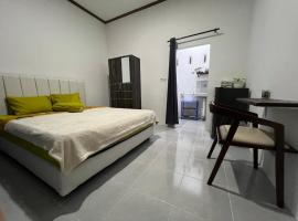 Park side nest studio room 1, hotel in Kuta