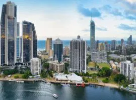 Surfers Paradise Stunning Getaway with Ocean and River Views