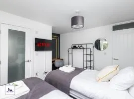 Greenwood by Alt-Stay - 4 Bed 2 Bath Home - Parking, WiFi & Smart TV In All Bedrooms - Contractors & Relocations - Weekly & Monthly Rates