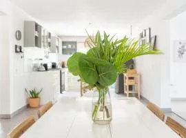 Tropical Garden Apartment with High Wifi