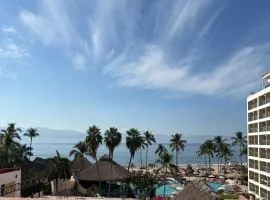 Spacious with exclusive beach access & WiFi!
