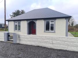 Charming Rural Cottage, hotel v destinaci Ballaghaderreen