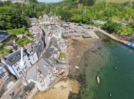 The Slipway Suite Fowey Harbour & Parking 1 Min，位于福伊的酒店
