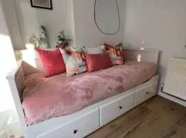 2025 Award Winner Liverpool Peach House - 4 Bedrooms