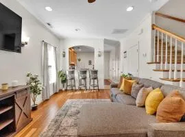 Cozy 2B Townhouse - King Bed