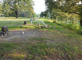 Ouachita Campground at Edendell, hotel em Oden
