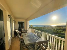 Seas the Day TCI -Sonos, Covered Balcony, hot tub, hotel in Wheeland Settlement