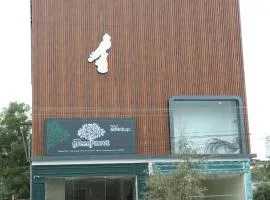 Hotel Green parrot