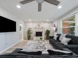 Wood Circle House - Dog Friendly with Fenced in Backyard
