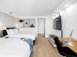 Newly Renovated Studio with Pool & Steps to Waikiki Beach