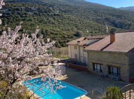 Hotel Guara Inlukā, hotel con pileta en Las Almunias