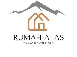 Omah Dhuwur Guest House, hotel v destinaci Balong