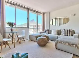 Spacious 2 Bedroom Apartment with Table Mountain View