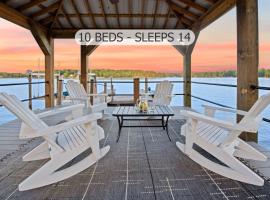 Southern Sunrise Covered Dock & Optional Boat Rental, hotel i Mooresville