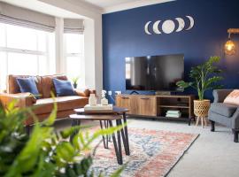 4 Bedroom House-Sleeps 8-Parking, hotel v destinaci Devizes