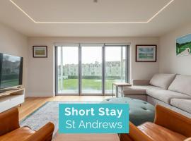 Square Green - No 13 Balcony, hotel in St. Andrews