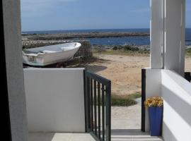 Charming fisherman's house in front of the sea, hotel di Biniancolla