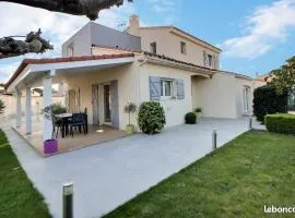 Villa luxe, avec jardin, piscine privée, proche de la mer