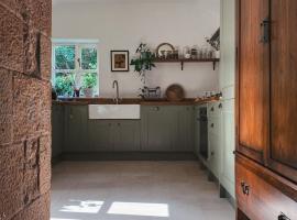 Chapel Cottage- Coastal Somerset Retreat, hotel v destinaci Williton