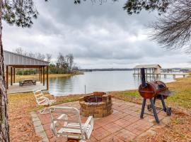 Dock, Decks and Views Lakefront Cottage, ξενοδοχείο σε Jewett