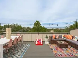 Hot Tub with Rooftop a Game Room and 5 Bathrooms