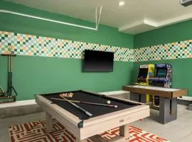 Hot Tub With Rooftop A Game Room And5 Bathrooms