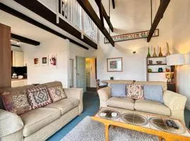 Harbourside apartment with seaviews and parking