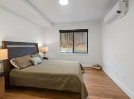 Modern Condo with Incredible Mountain Backdrop 207, hotel v destinaci Juneau