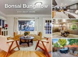 The Bonsai Bungalow With A Hot Tub And A Game Room，位于丹佛的酒店