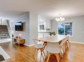 A Great Location Modern Home With A Hot Tub