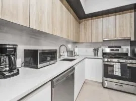 Top Notch 2BR 2BA Suite Minutes to Central Park