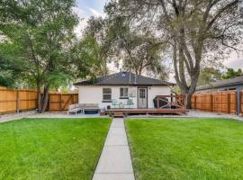 Pet Friendly In West Denver Bungalow Near Meow Wolf, hotel di Denver