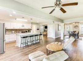 10 Mi to St Simons Island Home with Screened Porch, hotel v destinaci Brunswick