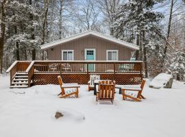 Family Friendly Cabin With A Firepit And A Hot Tub In Heart of Poconos, hotel v destinaci Pocono Pines