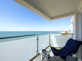 High-End Beachfront Getaway Sea View King Bed