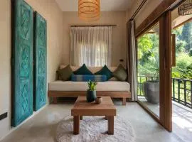 Charming 1-BD Island Retreat Surrounded by Tropical Nature and Serene Garden Views