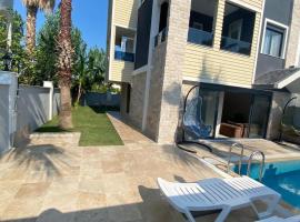 Villa Pars Antalya Three story villa, private pool and roof terrace Three Bedroom Accommodation for six Guests, hotel in Belek