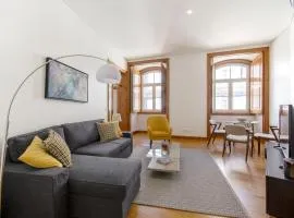 Chiado Stylish Bright Apt with AC