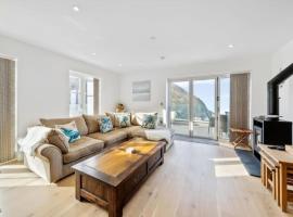Watchtower Reach, Sea Views, Spacious Terrace, Sleeps 6, Parking, hotel in Lynmouth